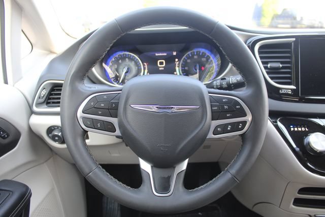 Used 2024 Chrysler Pacifica Touring-L FWD image 6