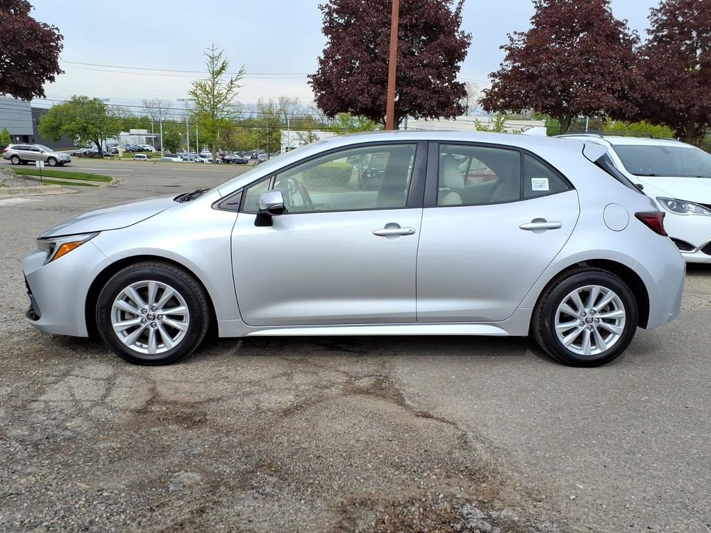Used 2023 Toyota Corolla SE FWD image 2