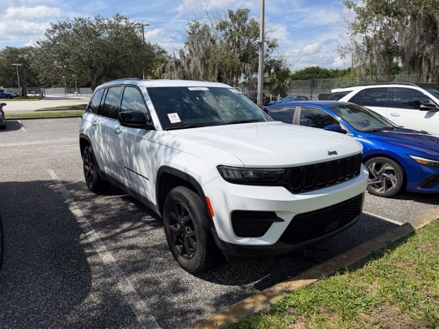 Used 2025 Jeep Grand Cherokee Altitude AWD/4WD image 8