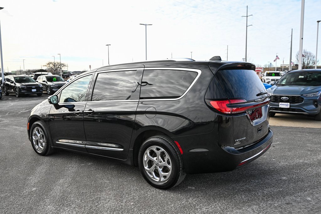 Used 2021 Chrysler Pacifica Limited w/ Uconnect Theater Family Group image 7