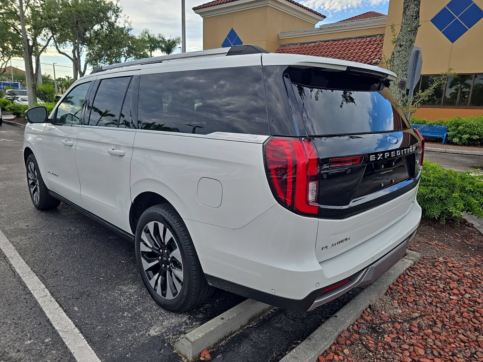 Certified 2025 Ford Expedition Max Platinum w/ Driver's Package AWD/4WD image 3