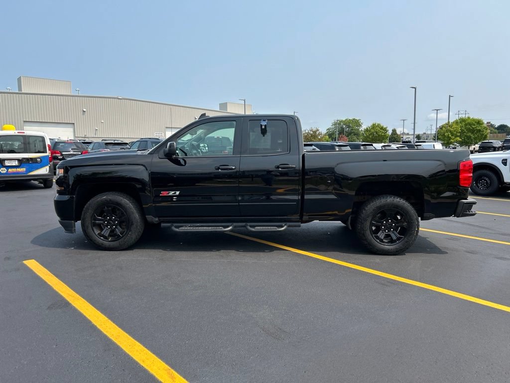 Used 2018 Chevrolet Silverado 1500 LT w/ Midnight Edition AWD/4WD image 10