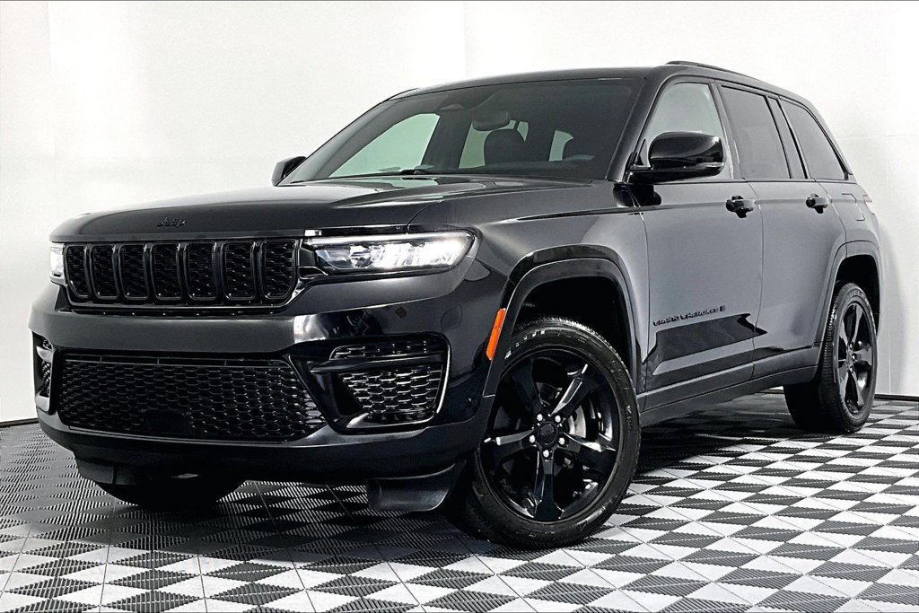 Used 2023 Jeep Grand Cherokee Altitude AWD/4WD image 2