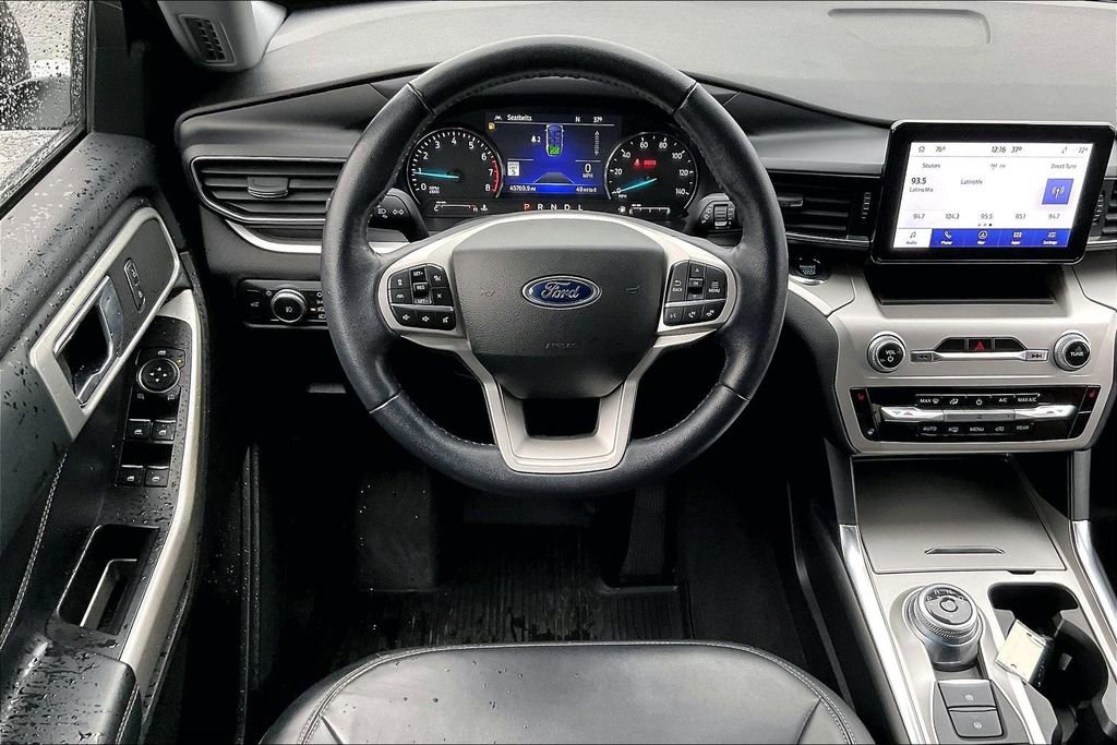 Certified 2022 Ford Explorer XLT w/ Equipment Group 202A image 4