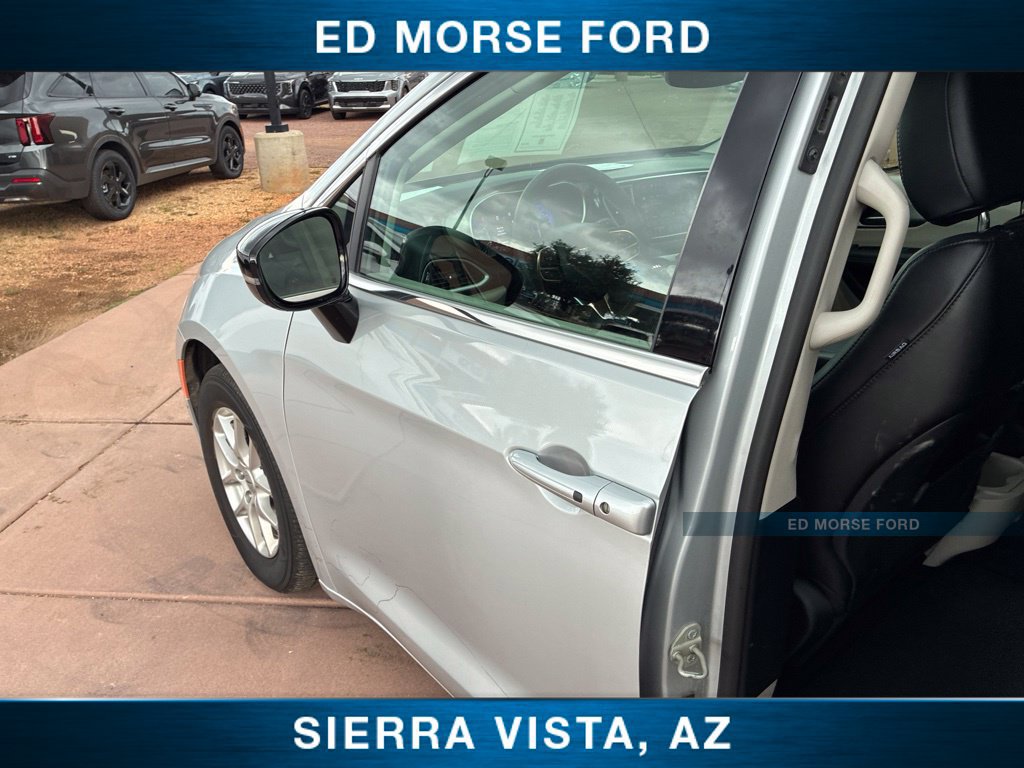 Used 2024 Chrysler Pacifica Touring-L FWD image 23