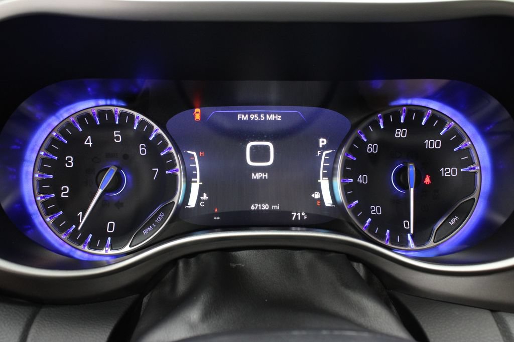 Used 2023 Chrysler Pacifica Touring-L FWD image 32