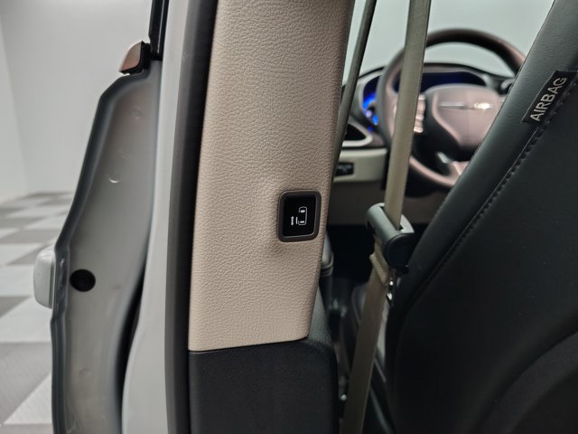 Used 2024 Chrysler Pacifica Touring-L FWD image 23