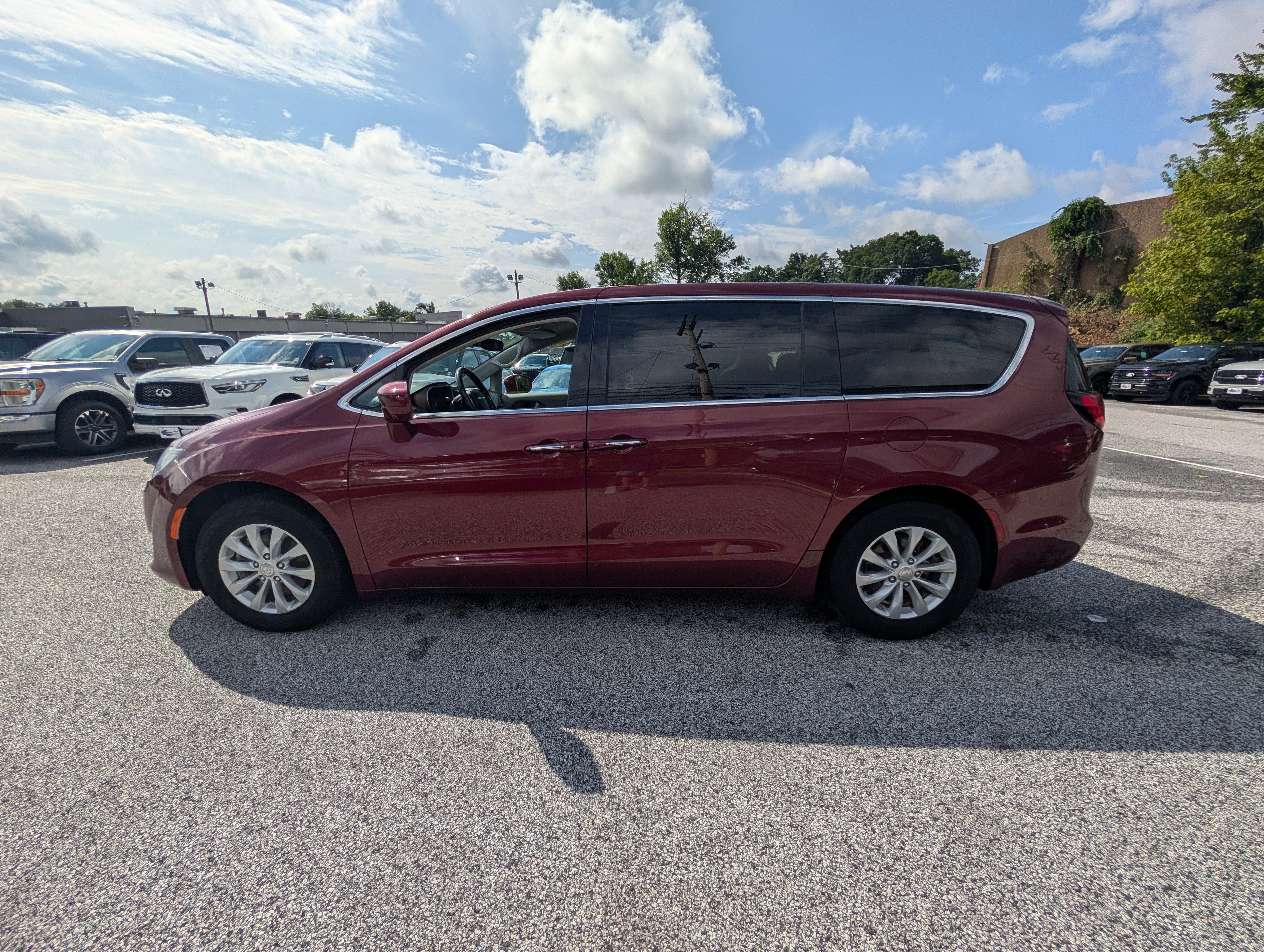 Used 2019 Chrysler Pacifica Touring Plus w/ Advanced Safetytec Group FWD image 3