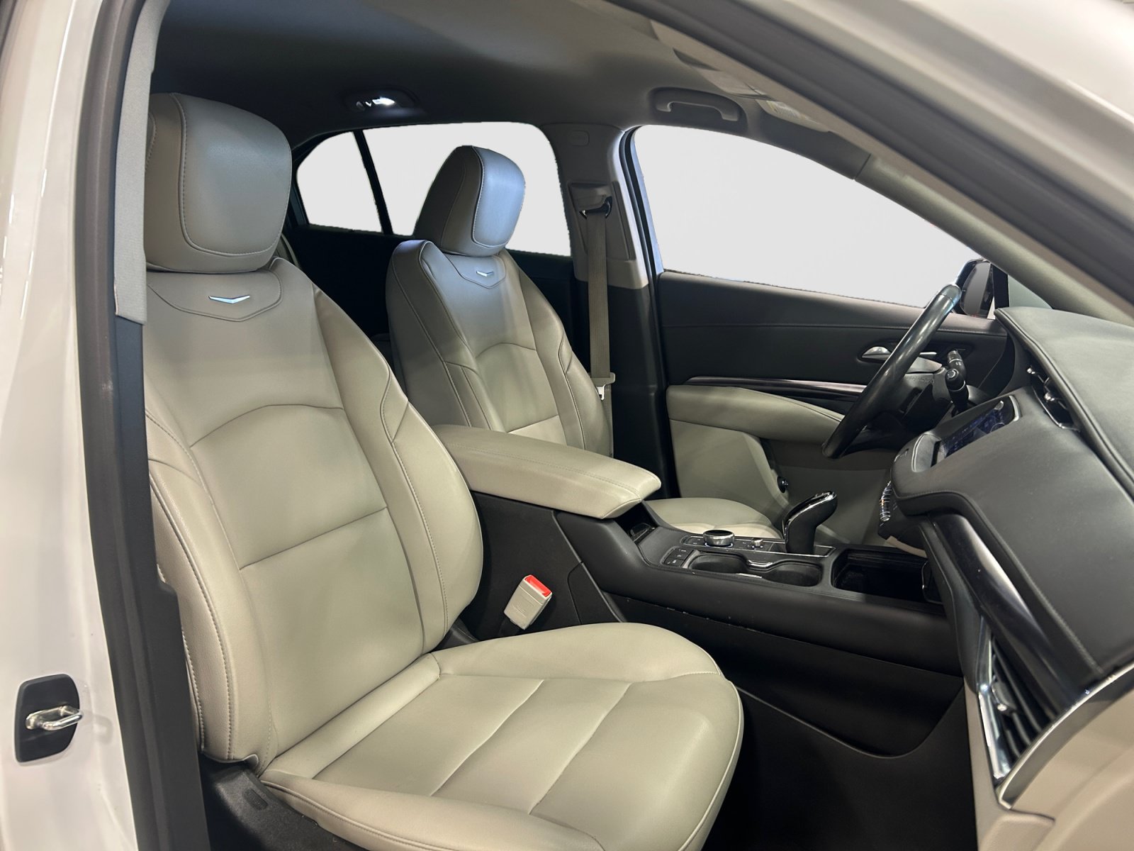 Used 2023 Cadillac XT4 Luxury w/ Cold Weather Package FWD image 21