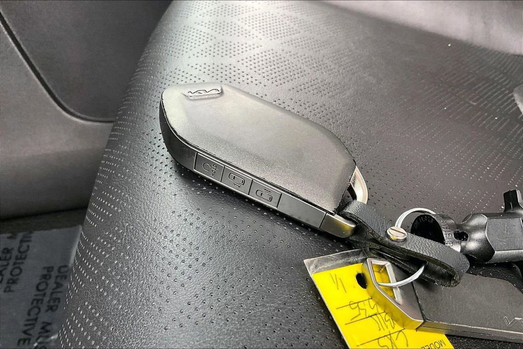 Used 2025 Kia Carnival LXS image 13