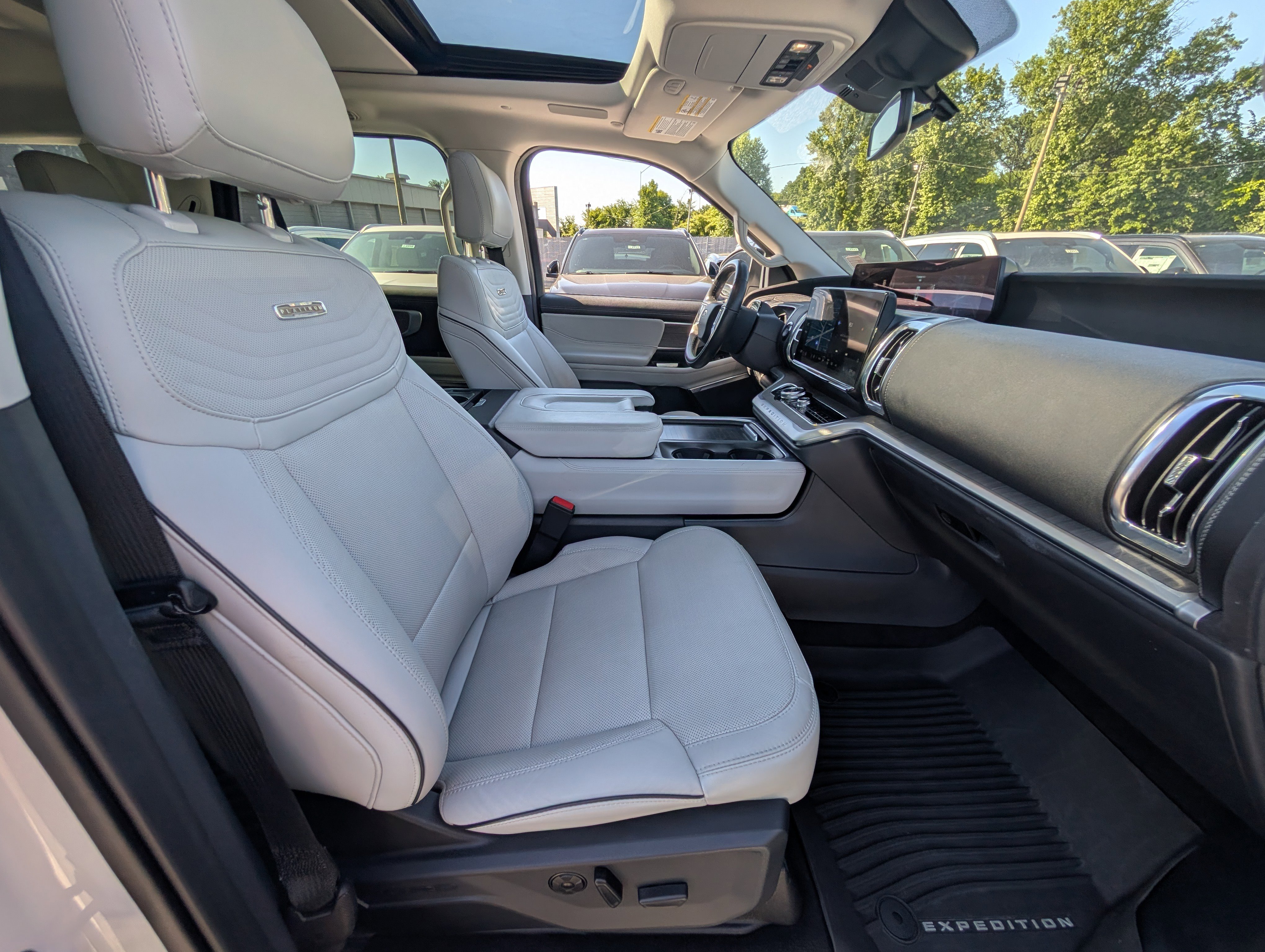 Certified 2025 Ford Expedition Platinum w/ Platinum Ultimate Package AWD/4WD image 12