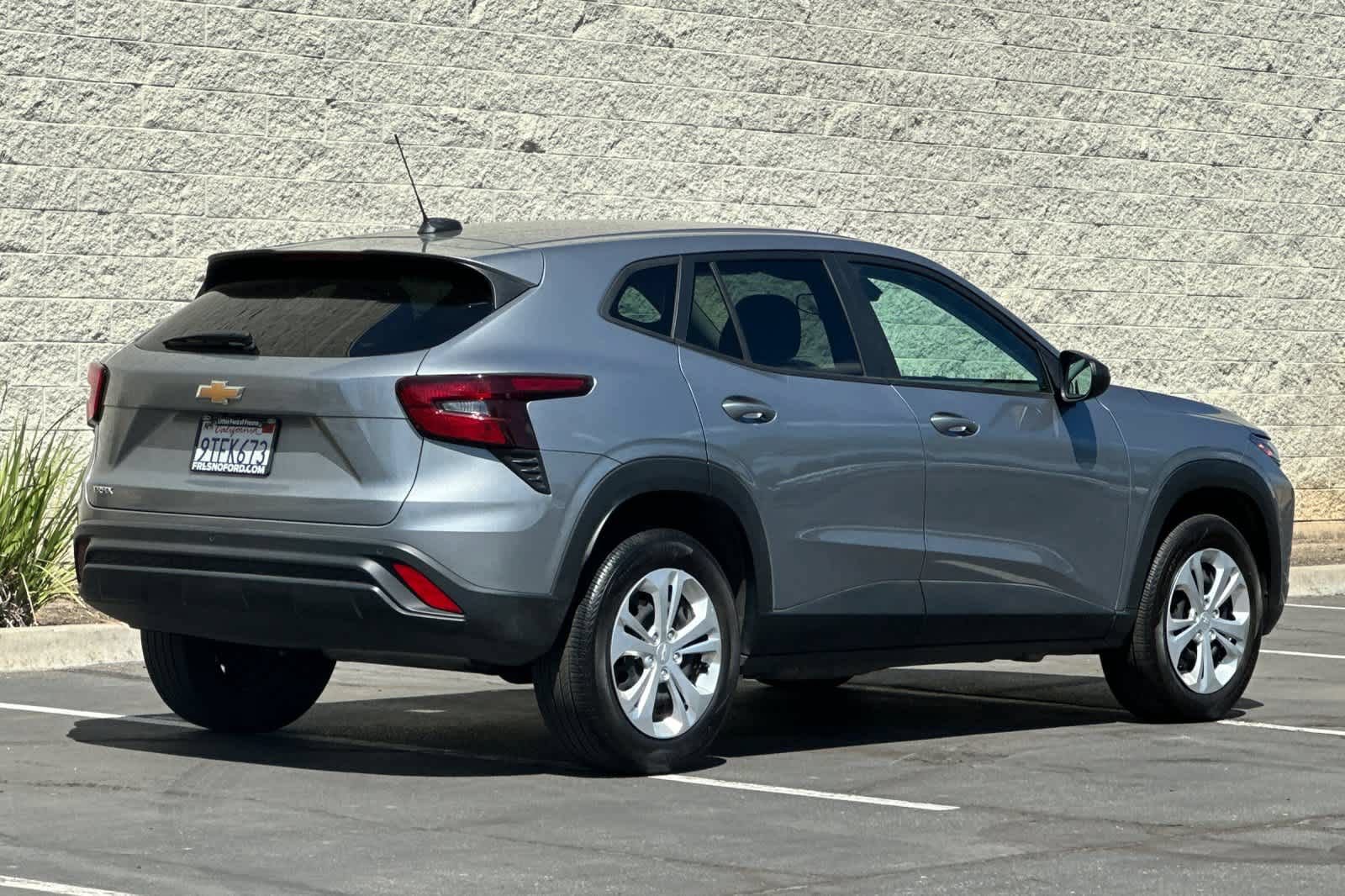 Used 2025 Chevrolet Trax LS w/ Driver Confidence Package FWD image 2
