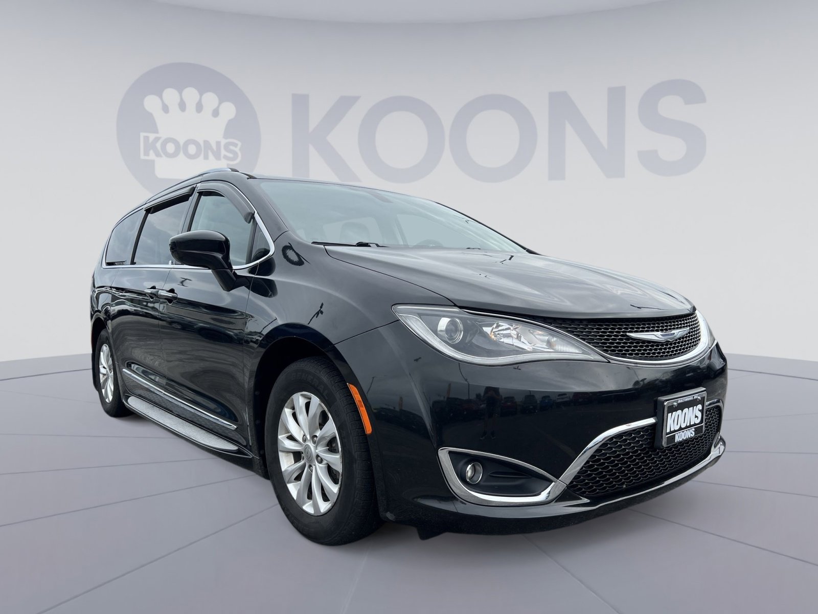Used 2018 Chrysler Pacifica Touring-L FWD image 18