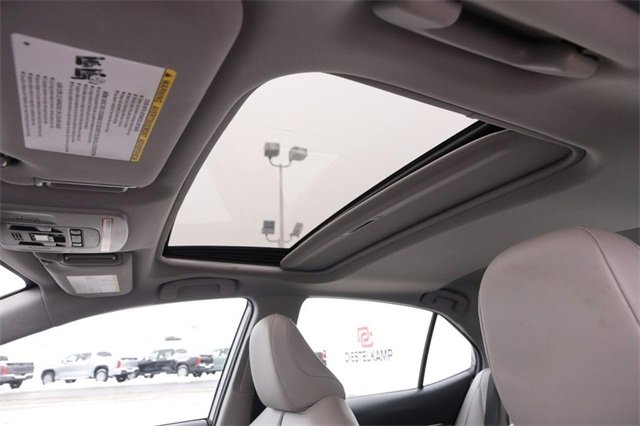 Used 2022 Toyota Camry SE image 8