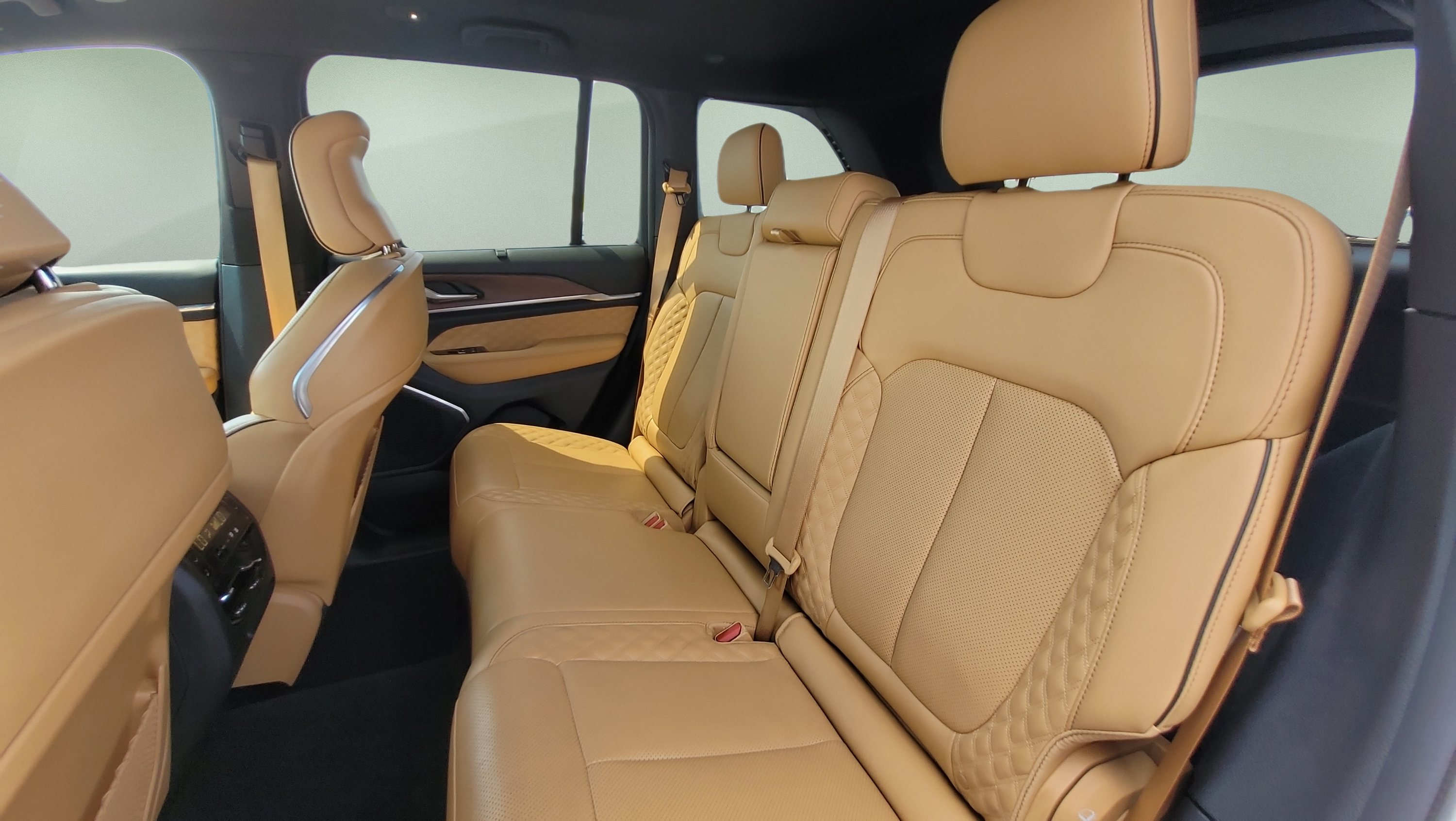 Used 2023 Jeep Grand Cherokee Summit w/ Luxury Tech Group V AWD/4WD image 17