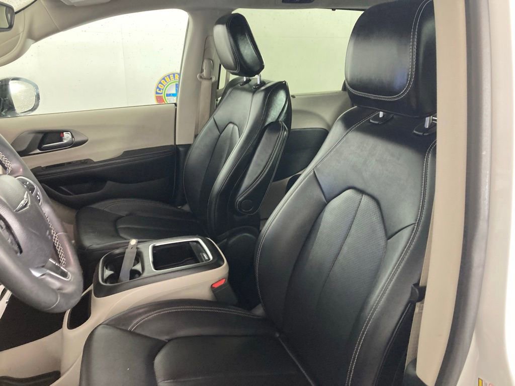 Used 2024 Chrysler Pacifica Touring-L image 12