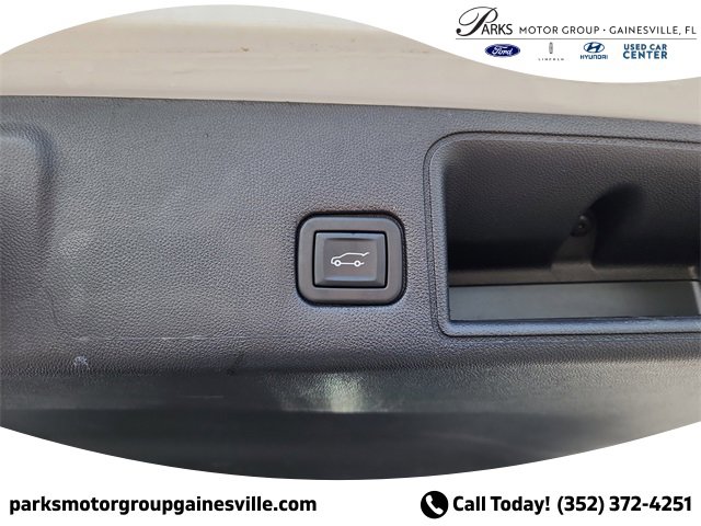 Used 2023 GMC Terrain SLT image 9