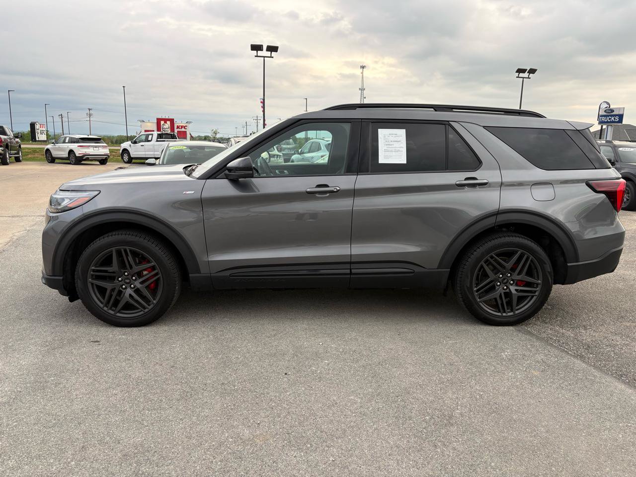 Certified 2025 Ford Explorer ST-Line w/ Premium Package AWD/4WD image 6