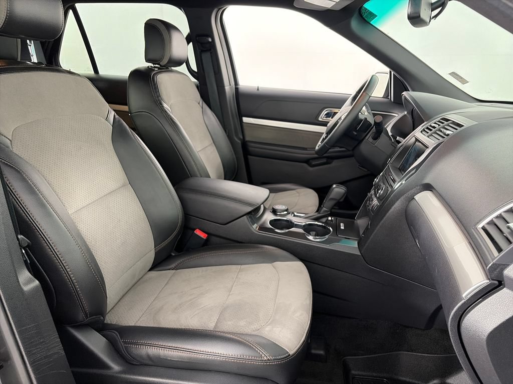 Certified 2017 Ford Explorer XLT w/ Equipment Group 202A AWD/4WD image 32