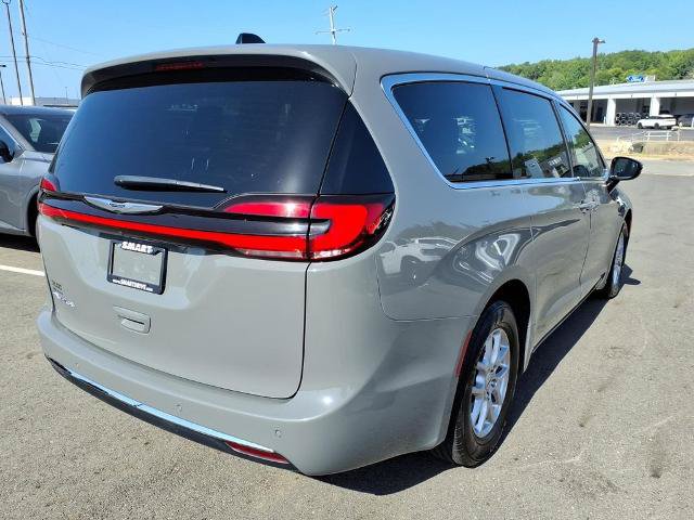 Used 2025 Chrysler Pacifica Select FWD image 4