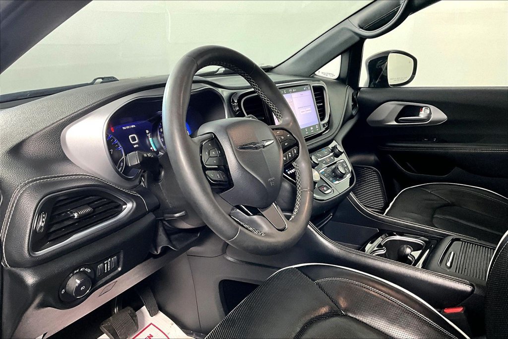 Used 2025 Chrysler Pacifica Limited FWD image 13