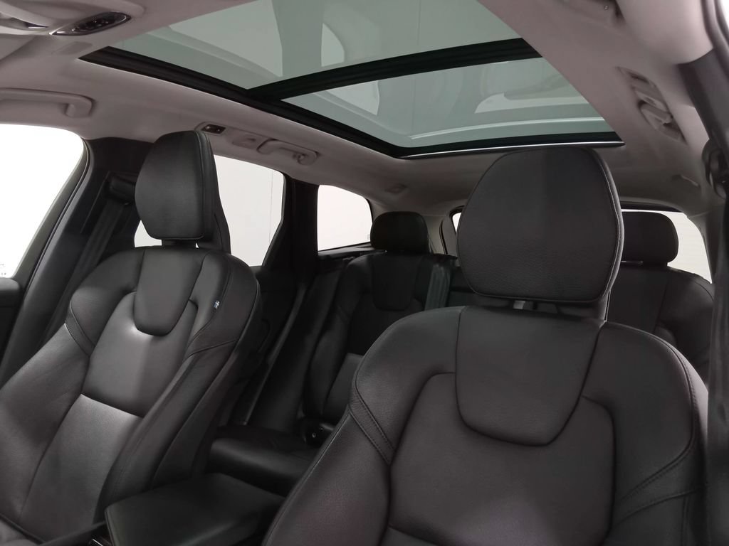 Used 2021 Volvo XC60 T5 Momentum w/ Premium Package AWD/4WD image 15