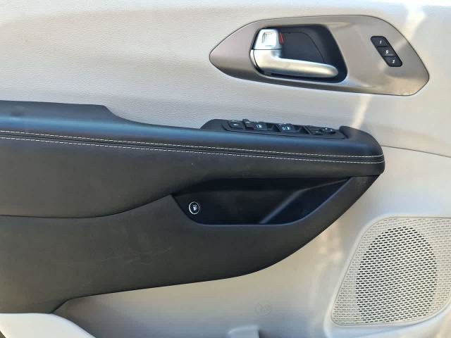 Used 2023 Chrysler Pacifica Touring-L FWD image 16