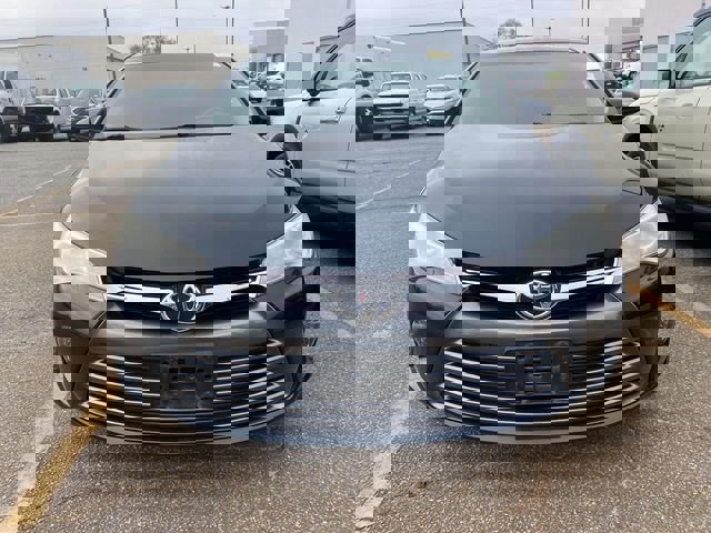 Used 2017 Toyota Camry XLE image 3