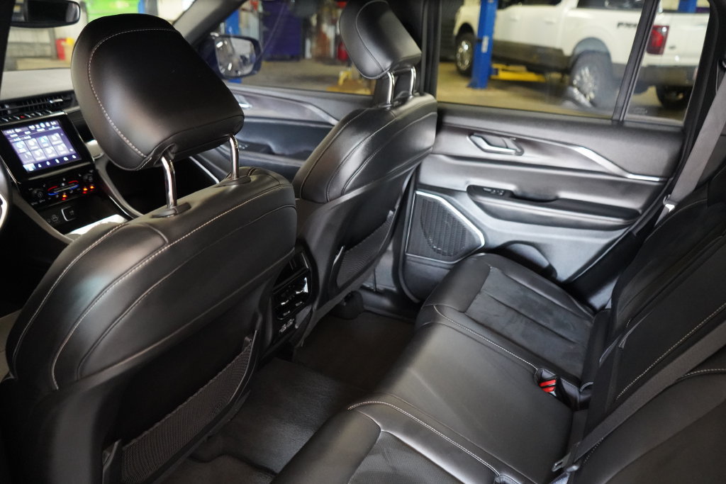 Used 2022 Jeep Grand Cherokee Altitude AWD/4WD image 31