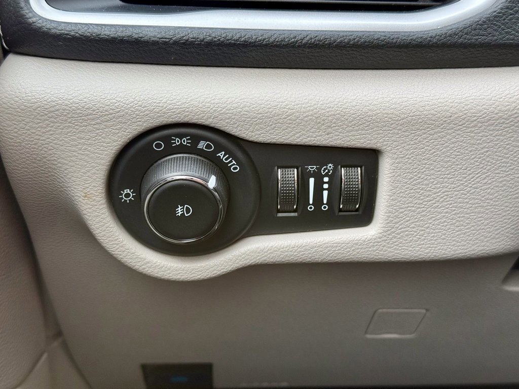 Used 2024 Chrysler Pacifica Select image 22