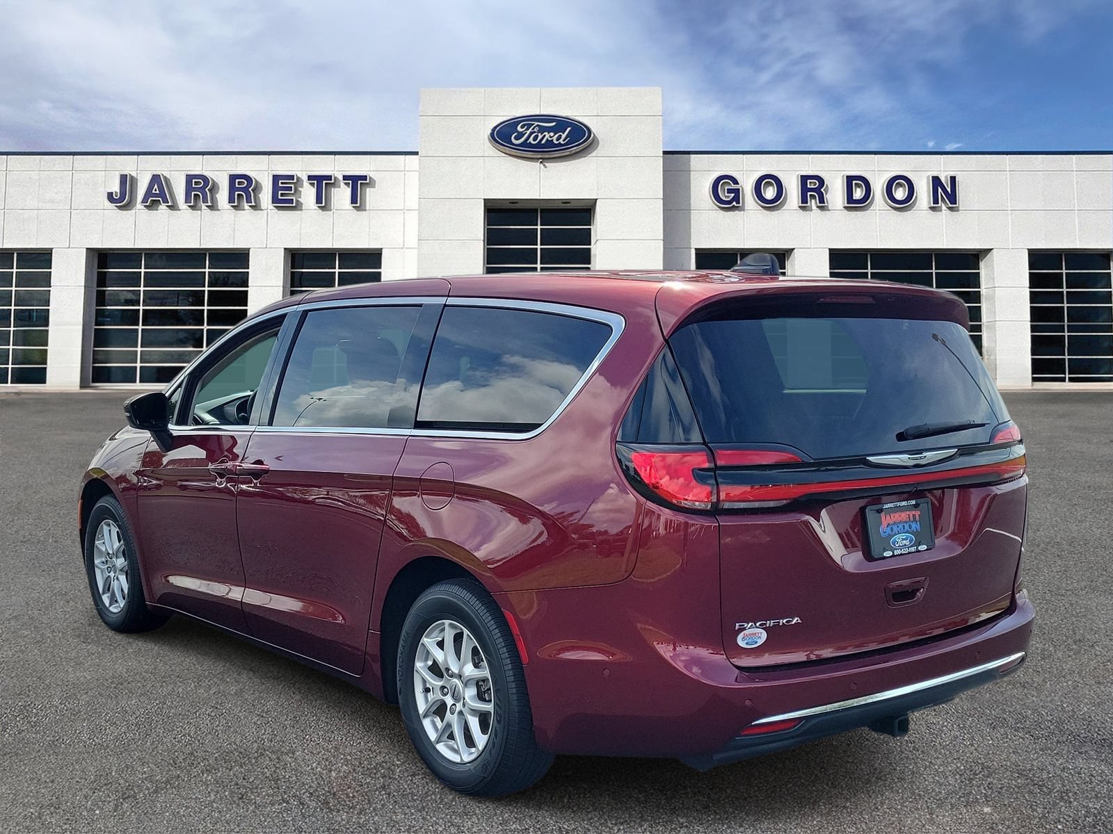 Used 2023 Chrysler Pacifica Touring-L FWD image 3