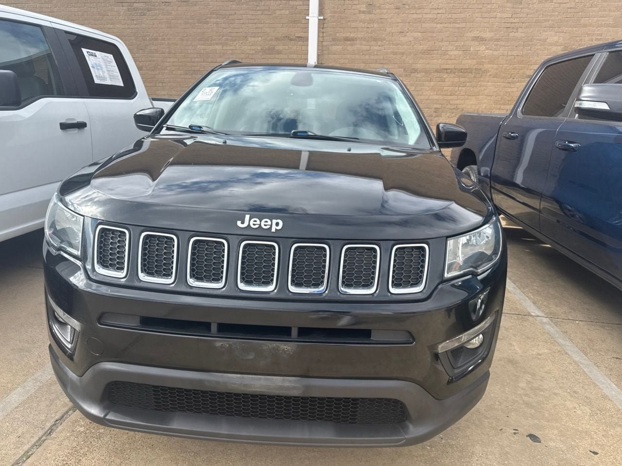 Used 2018 Jeep Compass Latitude w/ Popular Equipment Group FWD image 2