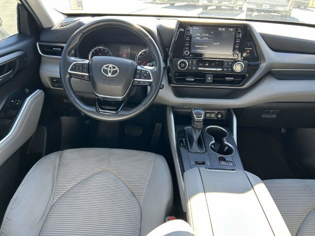Used 2021 Toyota Highlander LE FWD image 12