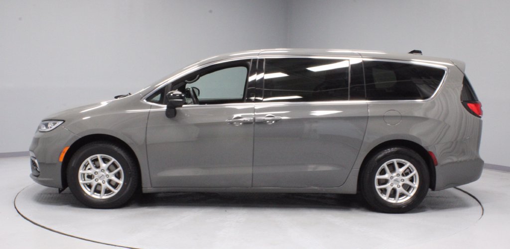 Used 2025 Chrysler Pacifica Select FWD image 8