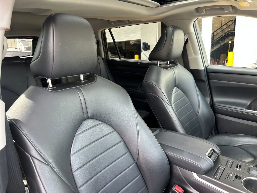 Used 2021 Toyota Highlander XLE AWD/4WD image 16