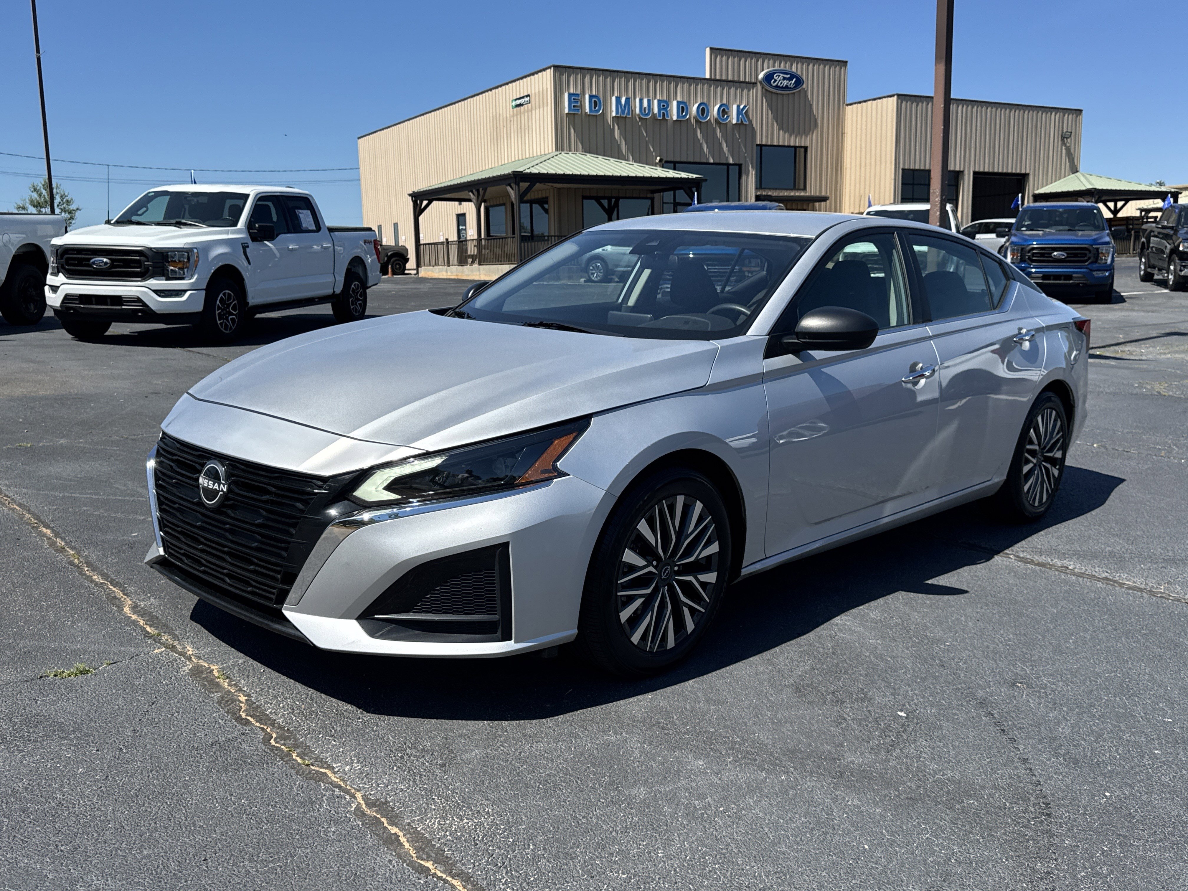 Used 2024 Nissan Altima 2.5 SV FWD image 2