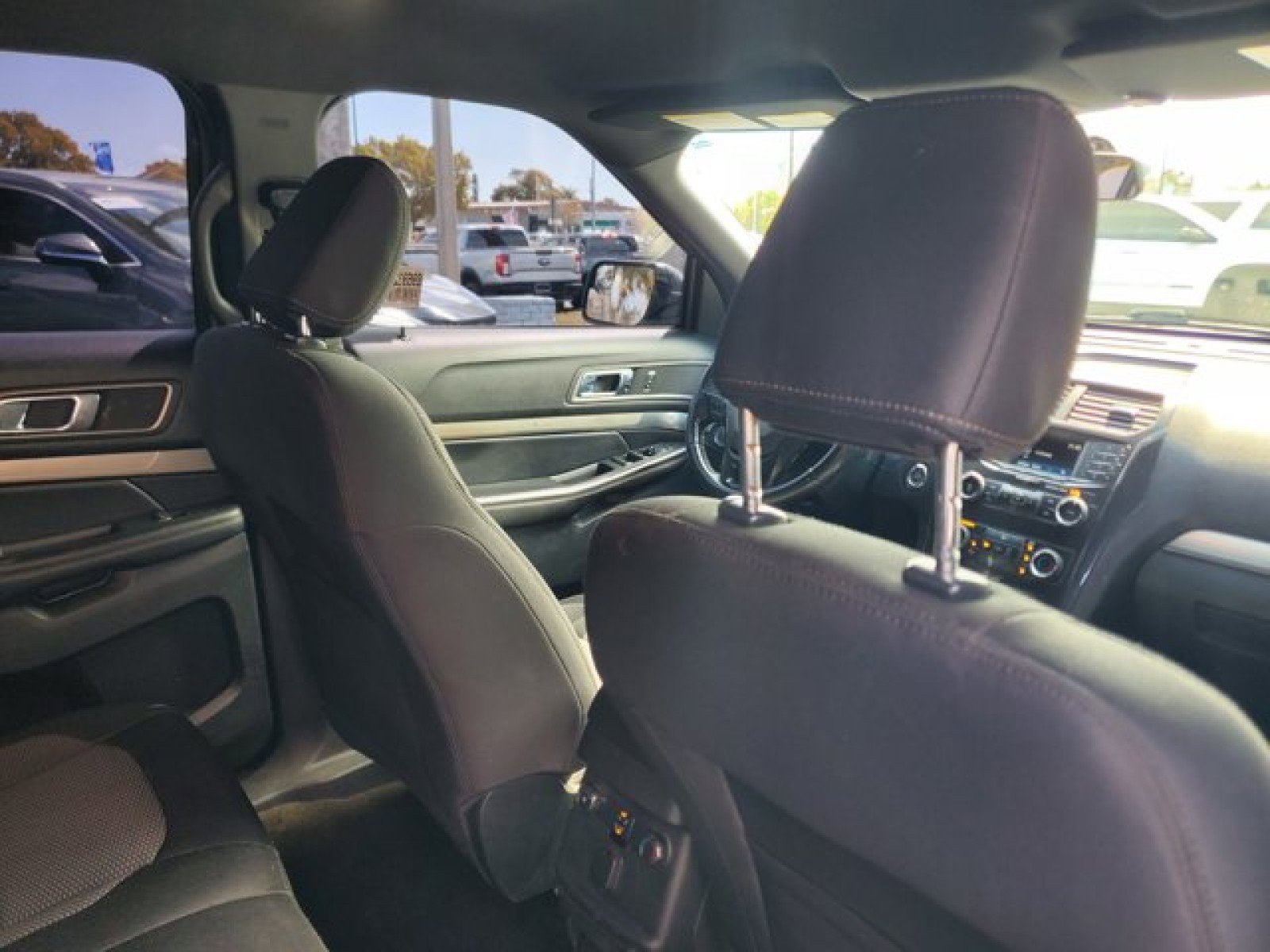 Certified 2018 Ford Explorer XLT FWD image 29