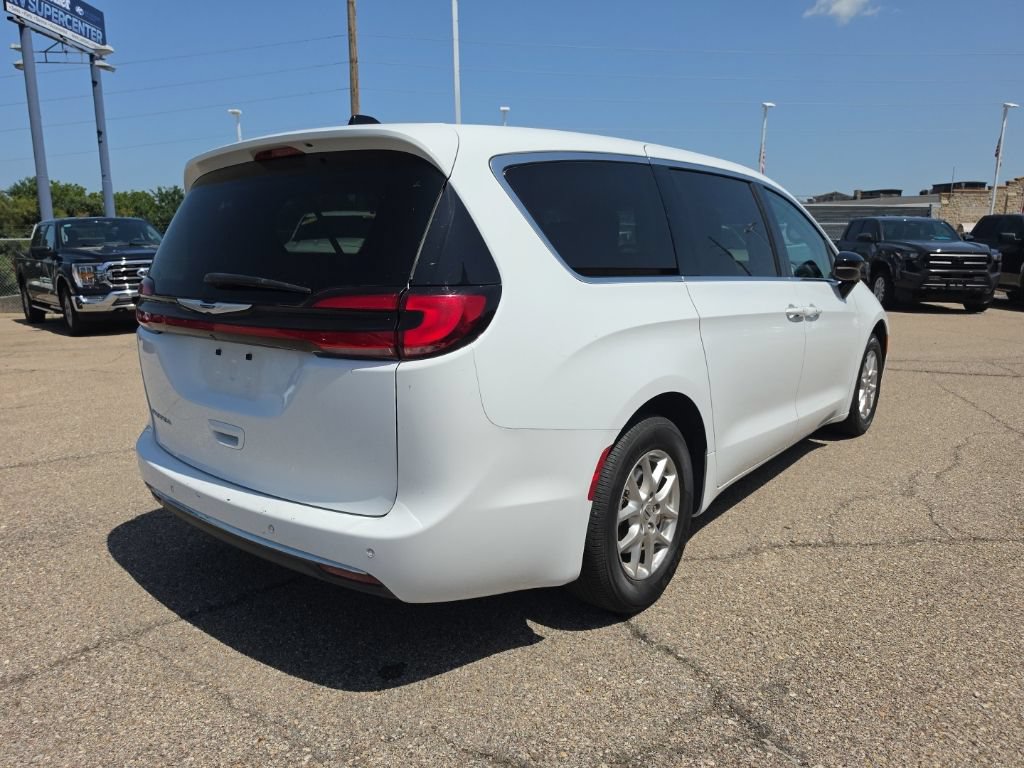 Used 2024 Chrysler Pacifica Touring-L FWD image 7