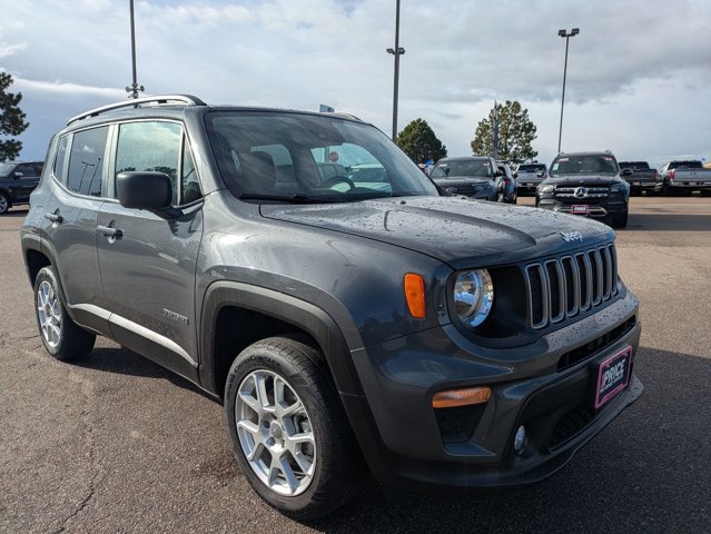 Used 2023 Jeep Renegade Latitude w/ Premium Group AWD/4WD video 3