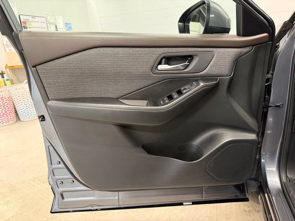 Used 2023 Nissan Rogue SV AWD/4WD image 18