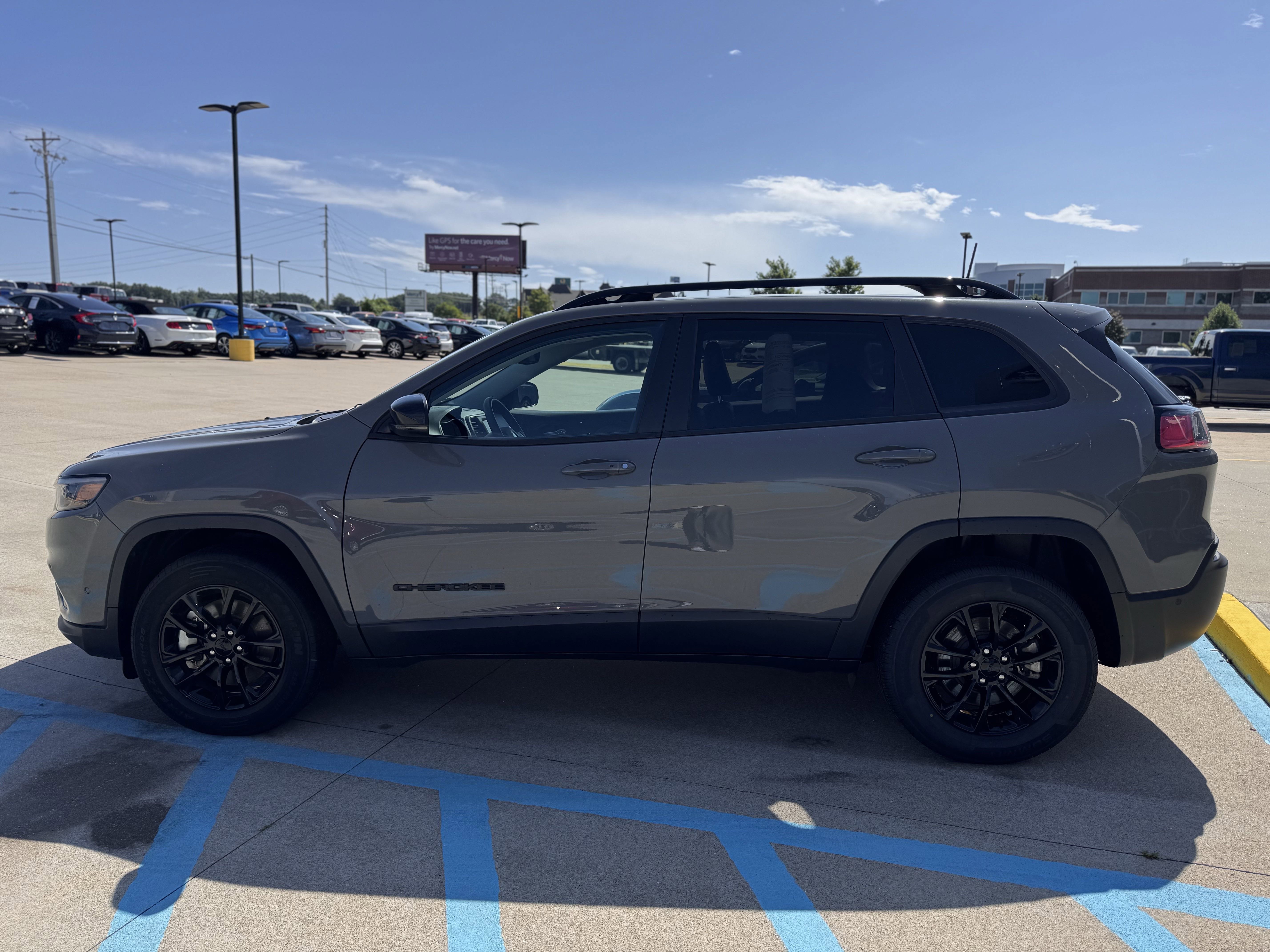 Used 2023 Jeep Cherokee Altitude Lux image 5