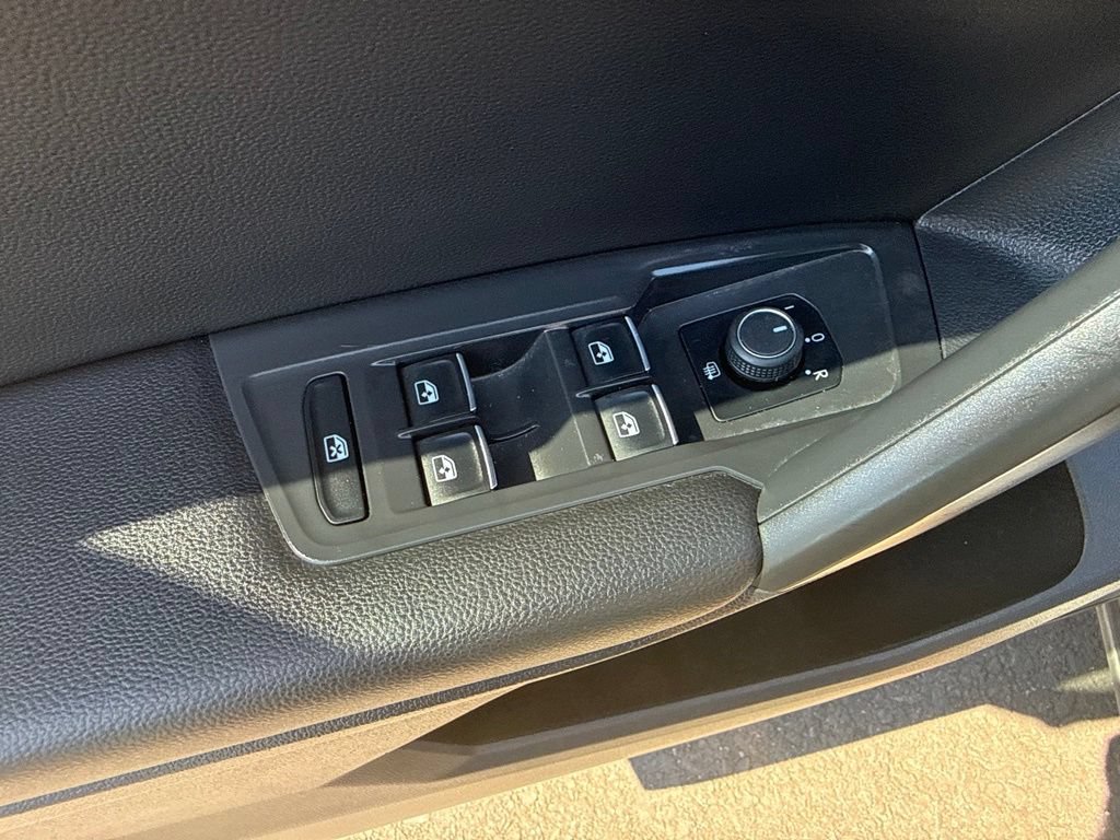 Used 2021 Volkswagen Tiguan SE w/ Panoramic Sunroof Package AWD/4WD image 16