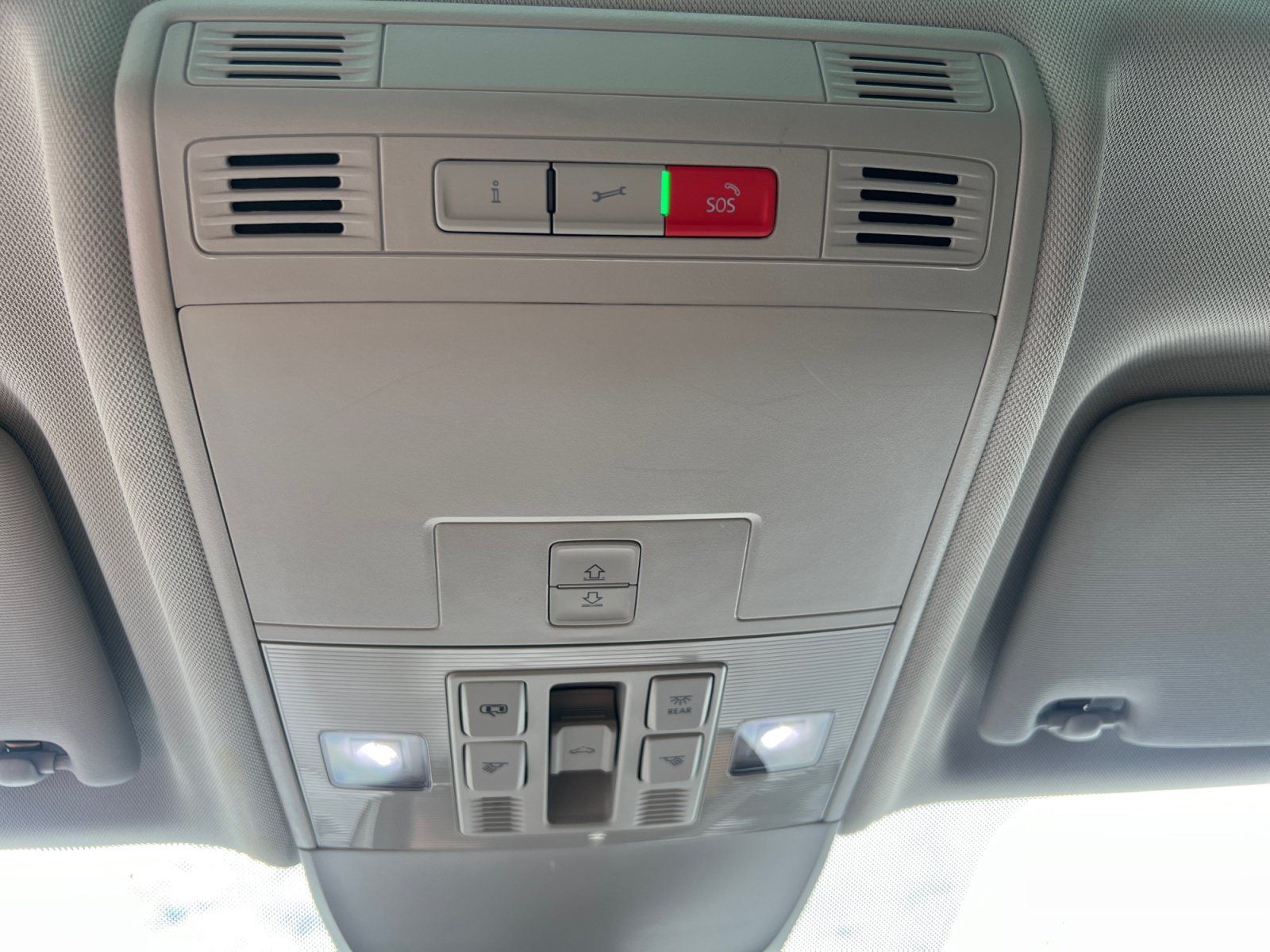 Used 2024 Volkswagen Taos SE w/ Panoramic Sunroof Package AWD/4WD image 33