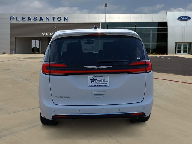 Used 2024 Chrysler Pacifica Touring-L FWD image 4