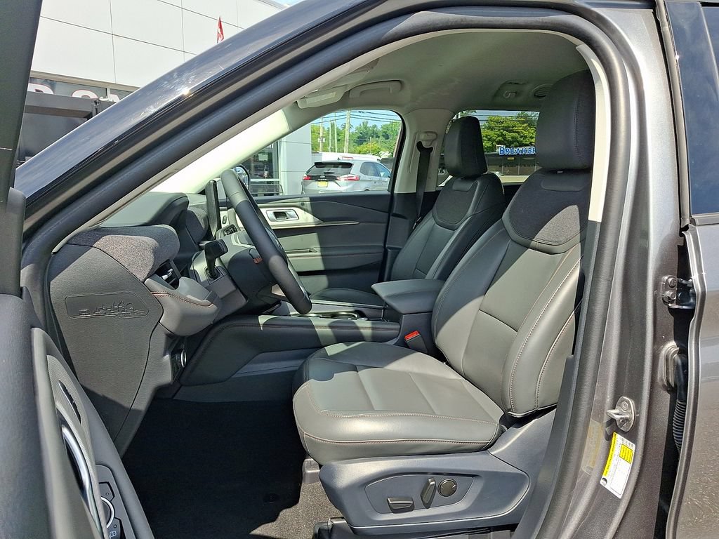 Certified 2025 Ford Explorer Active w/ Active Comfort Package AWD/4WD image 16