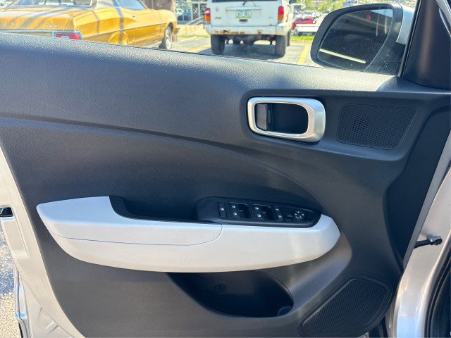 Used 2025 Hyundai Venue SEL FWD image 19