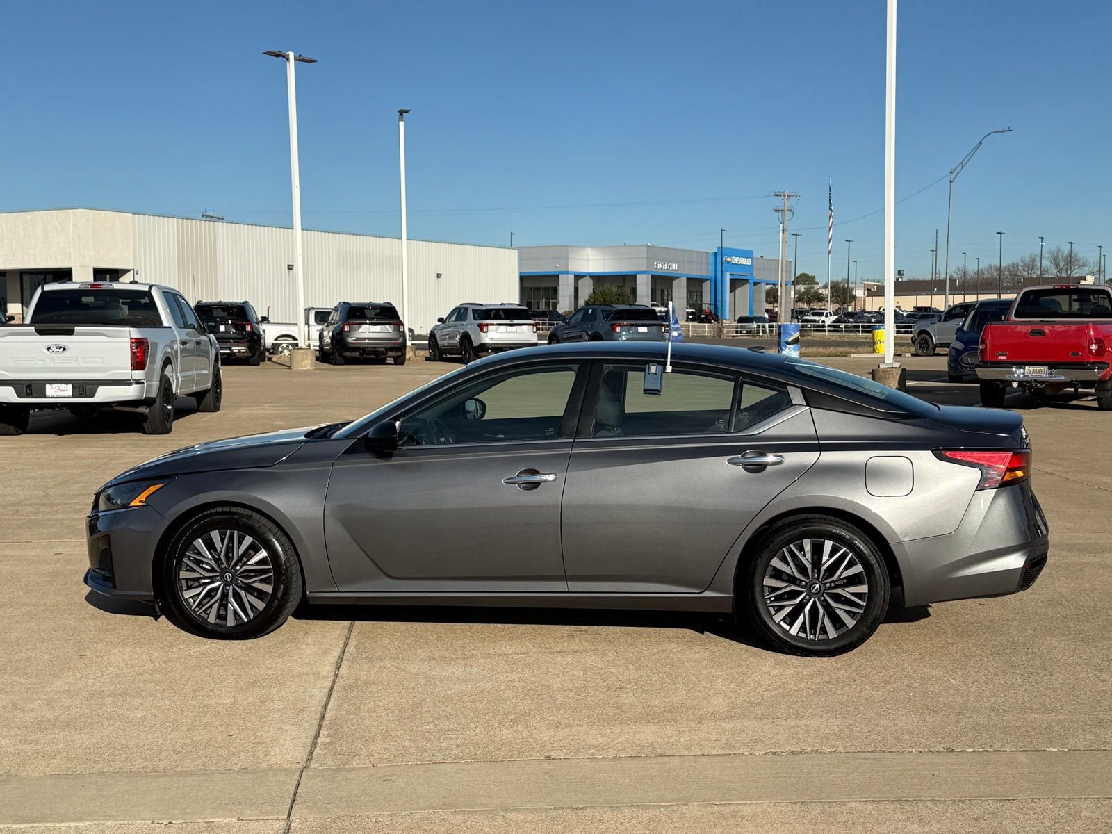 Used 2024 Nissan Altima 2.5 SV image 2