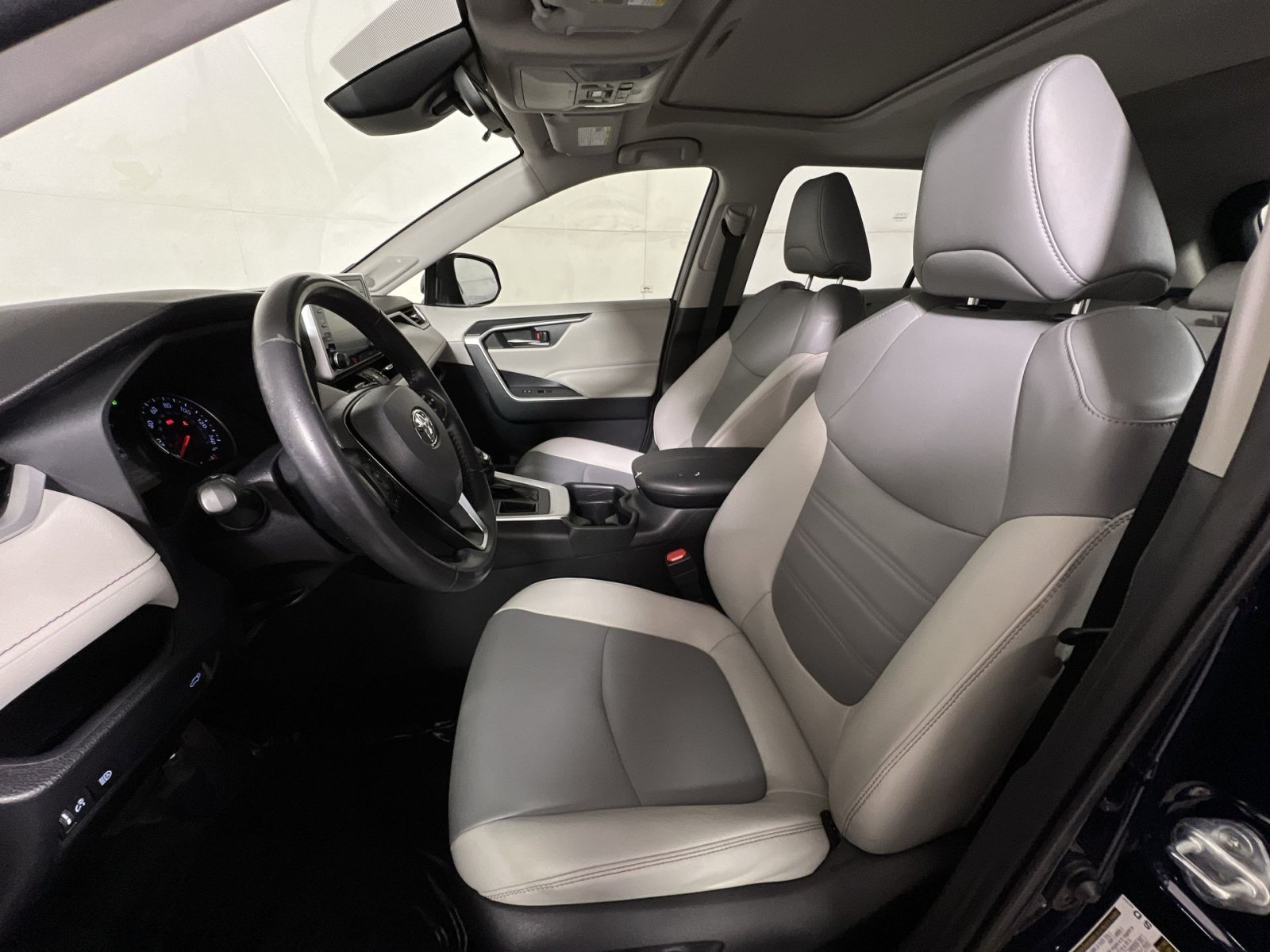 Used 2019 Toyota RAV4 XLE Premium FWD image 13