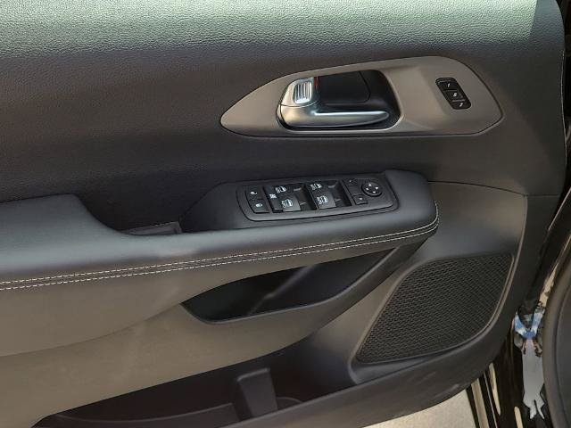 Used 2026 Chrysler Pacifica Select FWD image 19