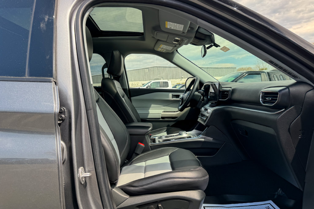 Certified 2022 Ford Explorer XLT w/ Equipment Group 202A AWD/4WD image 11